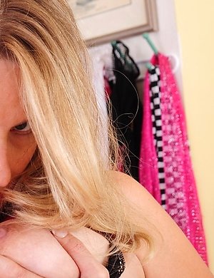 This naughty USA housewife loves to play with herself