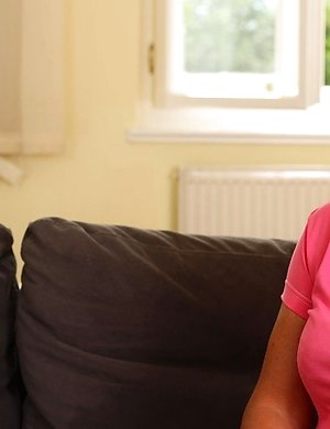 Blonde mature slut playing with her wet pussy