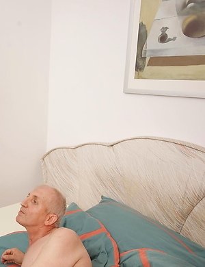 Hot teent babe doing her way older boyfriend