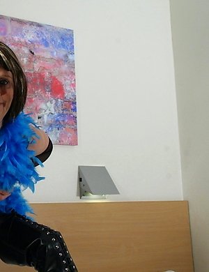 Check out this horny mature slut play with herself